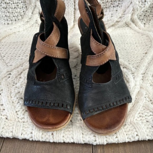 Black Sandal - Picture 2 of 8